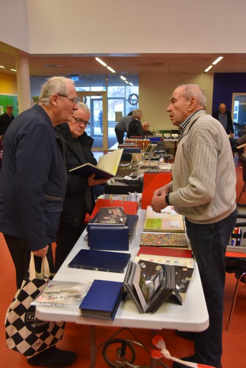 Horst Sander i dialog med andre samlere. Horst Sander i dialog med andre samlere.