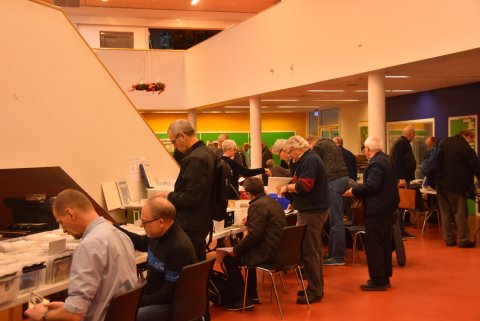 Bjarne Heck fra Fyns Frimærkeservice ses som nr. 2 fra venstre. Bjarne Heck fra Fyns Frimærkeservice ses som nr. 2 fra venstre.