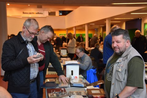 Bjørn fra postkortklubben og Jørgen Dam fra Horsens ved Ib Skytte Jensens stand. Bjørn fra postkortklubben og Jørgen Dam fra Horsens ved Ib Skytte Jensens stand.